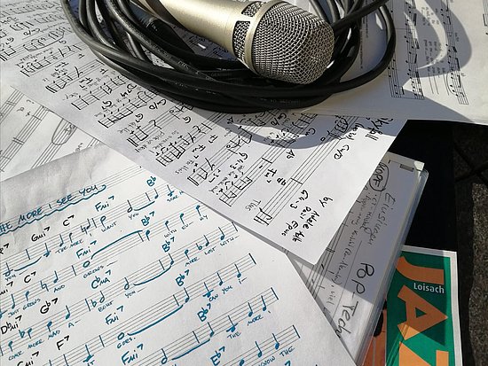 Mikrofon und Notenblätter 