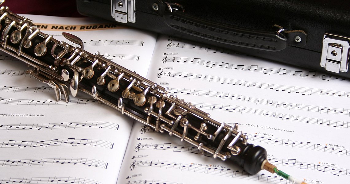 Oboe mit Notenblatt und Instrumentenkoffer