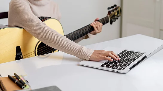 Online Anmeldung_Symbolbild Instrument und Laptop