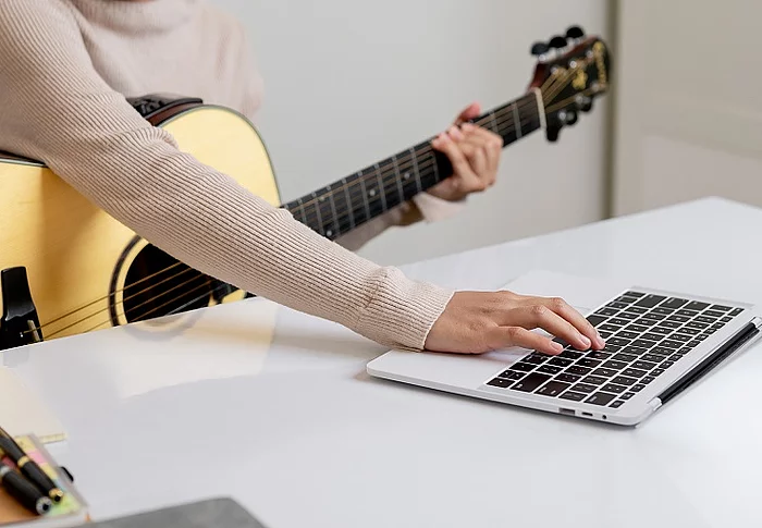 Online Anmeldung_Symbolbild Instrument und Laptop