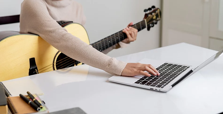 Online Anmeldung_Symbolbild Instrument und Laptop