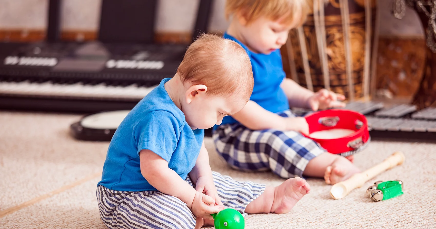Kleinkinder mit Rassel und Flöte