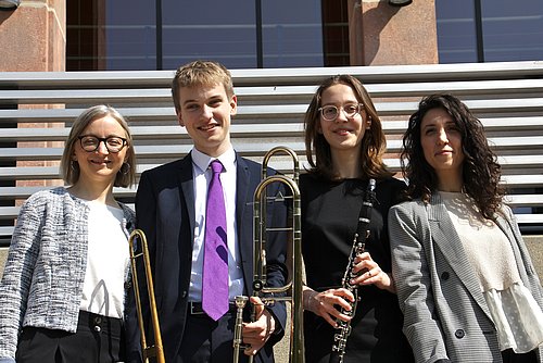 Lehrerinnen und die erfolgreichen Schüler Emil Zoelch und Laura Hollmer bei Jugend musiziert