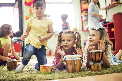 Musizierende Kinder im Vorschulalter