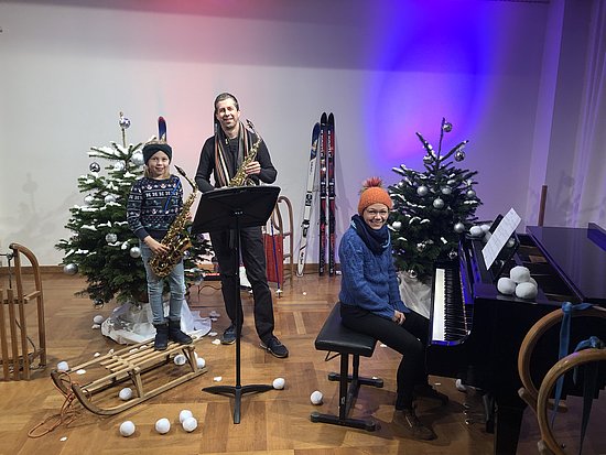 Kinder der Musikschule spielen Santa Claus is coming