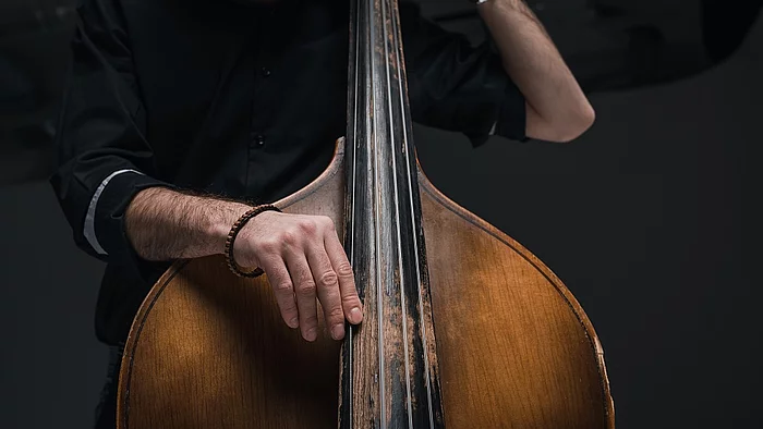 Mann spielt Kontrabass