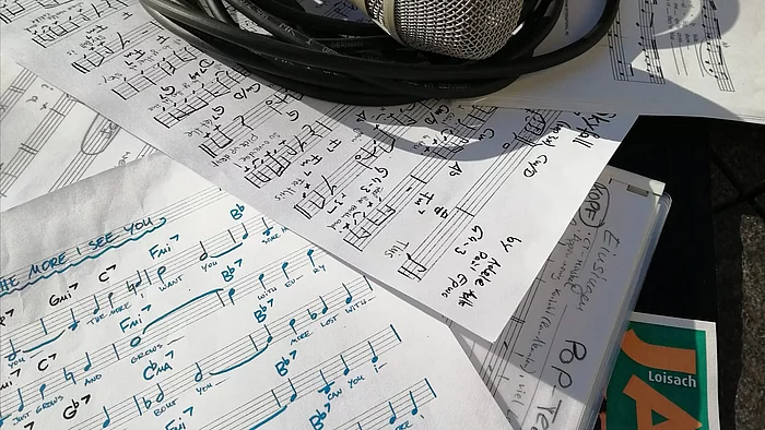 Mikrofon und Notenblätter 