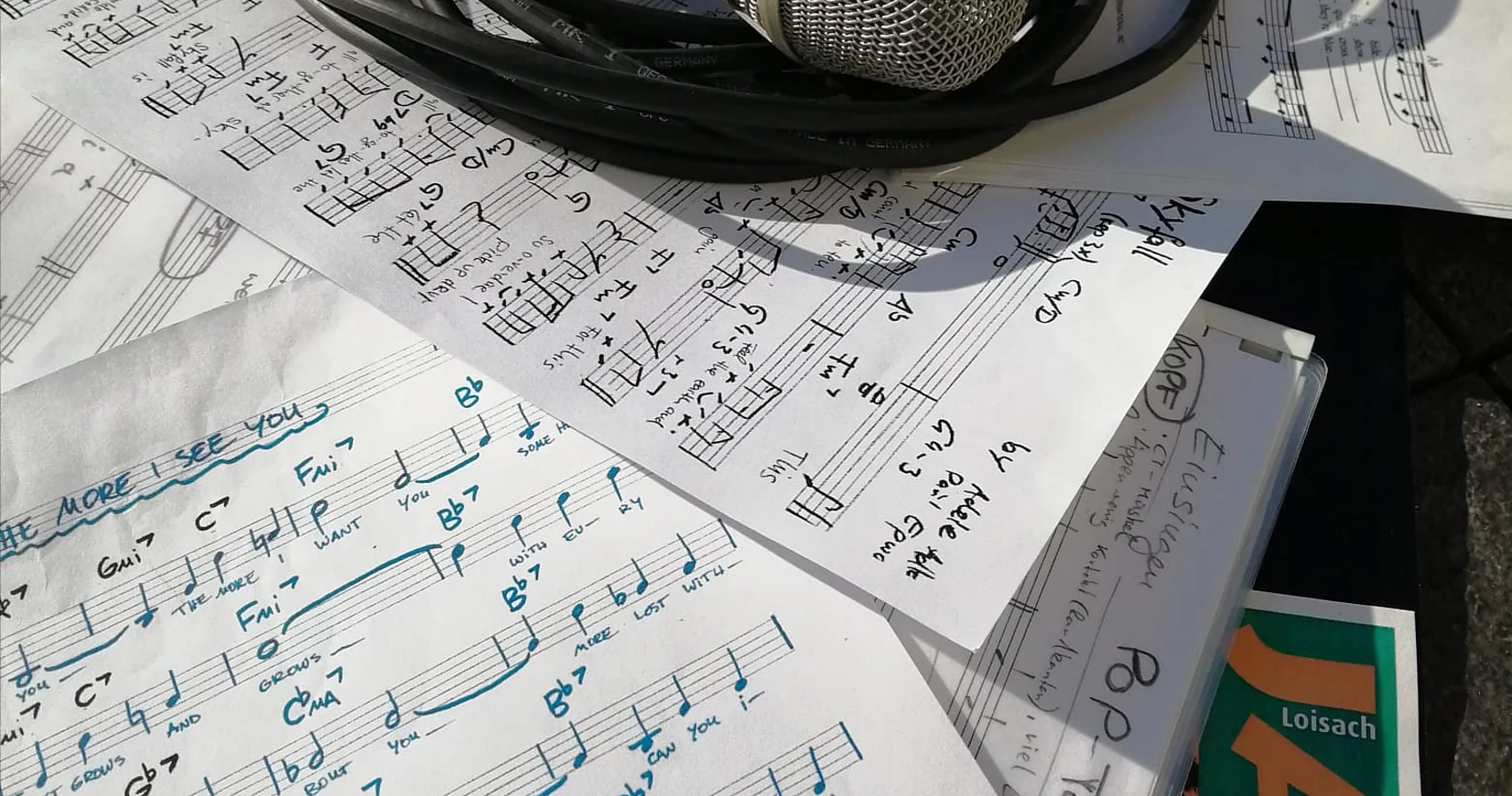 Mikrofon und Notenblätter 