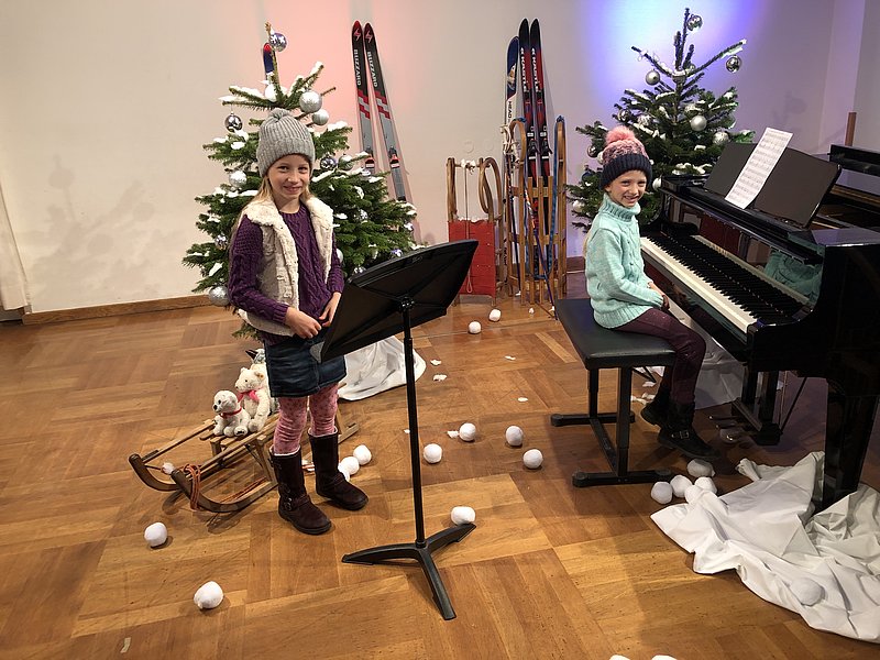 Musikschülerinnen spielen Weihnachtslied