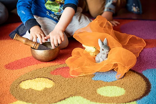 Kinder mit Klangschale