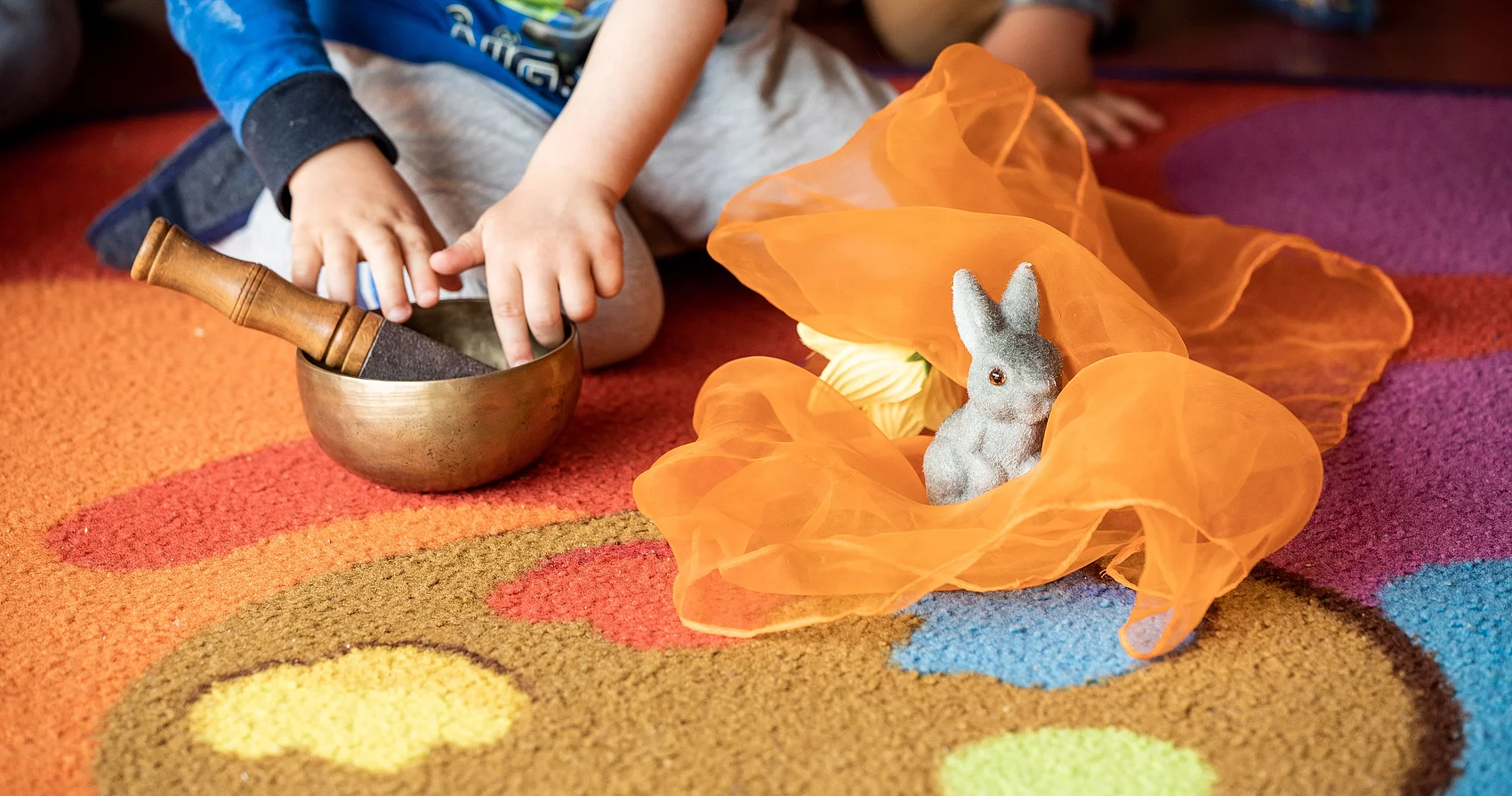 Kinder mit Klangschale