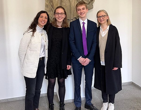 Erfolgreich beim Landeswettbewerb in Passau: Laura Hollmer und Emil Zoelch hier mit ihren Lehrerinnen Flavia Fleudi und Brigit Oblasser
