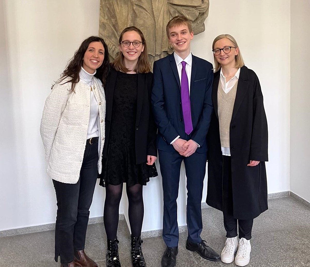 Erfolgreich beim Landeswettbewerb in Passau: Laura Hollmer und Emil Zoelch hier mit ihren Lehrerinnen Flavia Fleudi und Brigit Oblasser