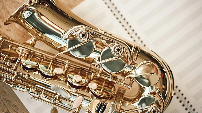 Saxophon mit Notenpapier