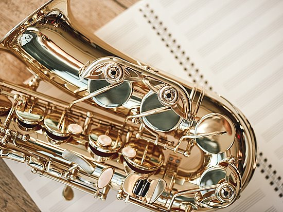 Saxophon mit Notenpapier