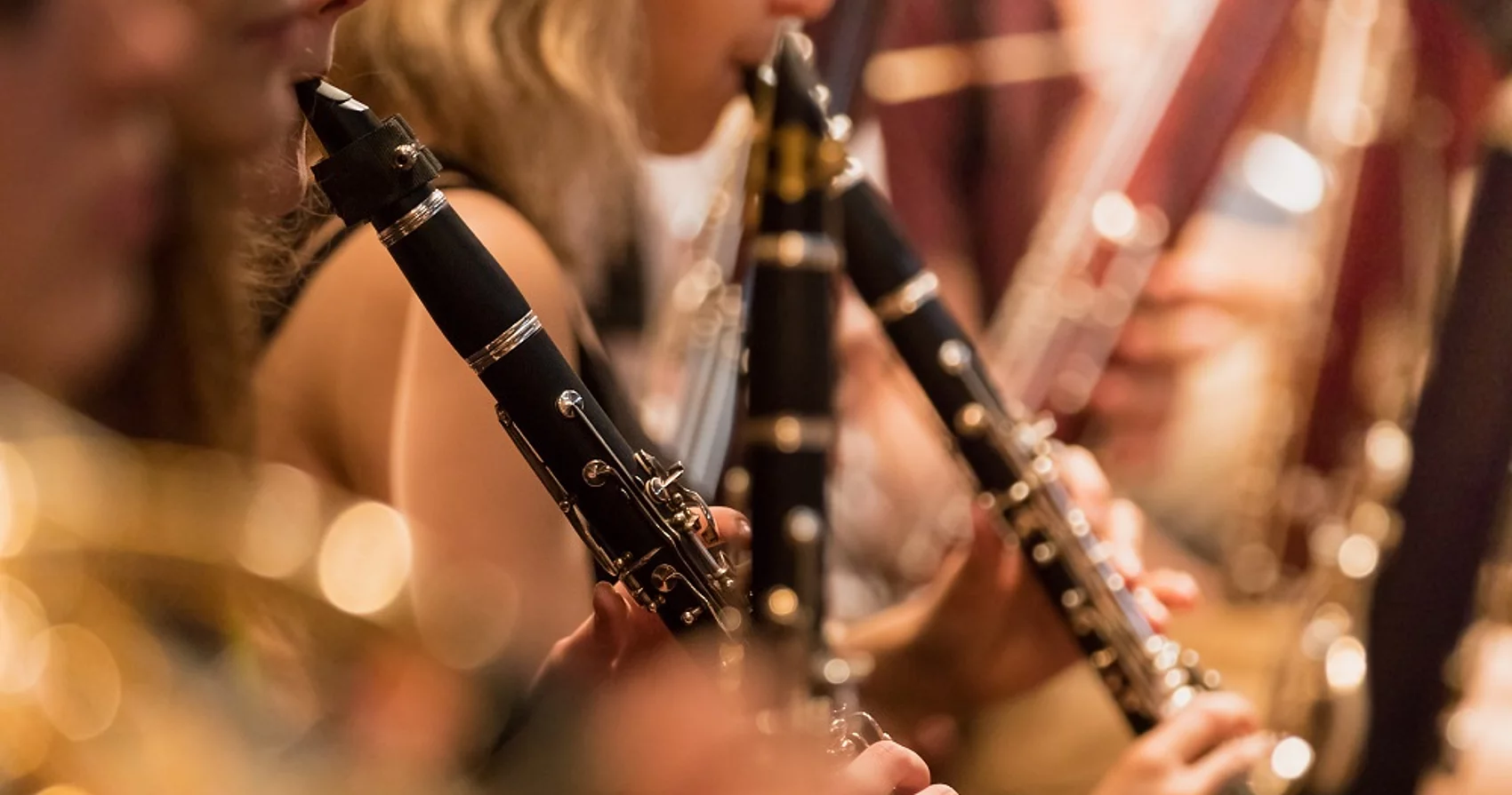 Kindergruppe spielt Klarinette