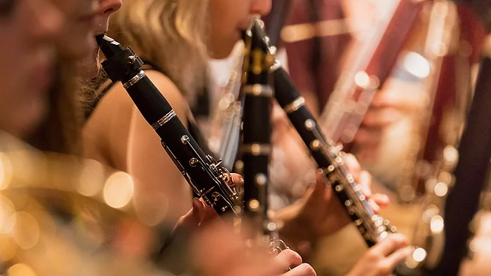 Kindergruppe spielt Klarinette