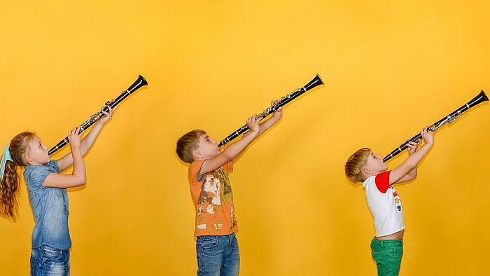 Kinder mit Klarinetten