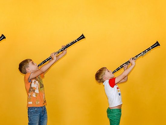 Kinder mit Klarinetten