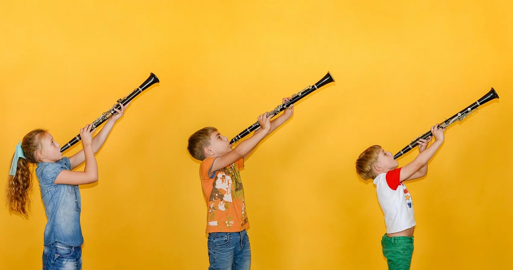 Kinder mit Klarinetten