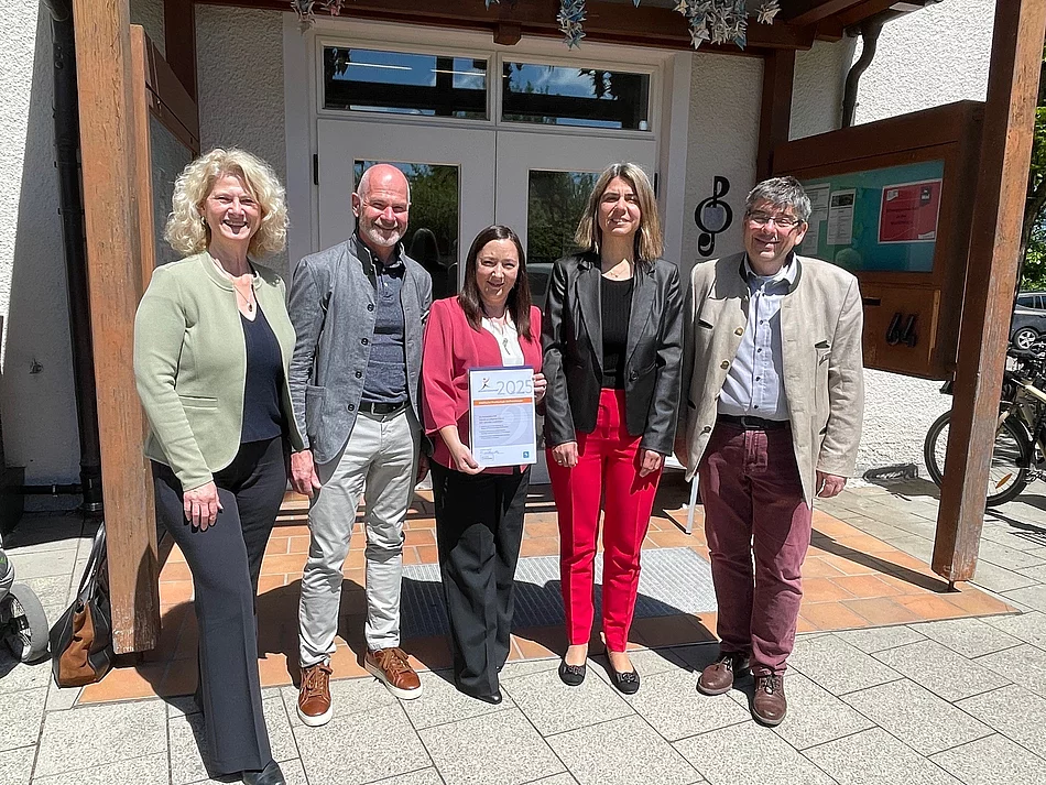 Urkunde Gesunde Musikschule mit 1. Bürgermeister, Geschäftsleitung, Referatsleiter, Leiterin der Musikschule und Musikpädagogin