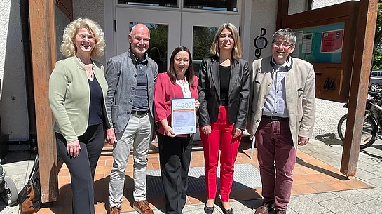 Urkunde Gesunde Musikschule mit 1. Bürgermeister, Geschäftsleitung, Referatsleiter, Leiterin der Musikschule und Musikpädagogin