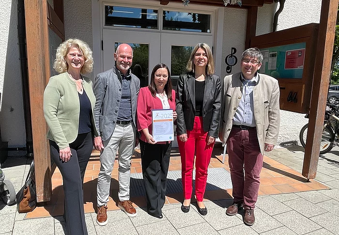 Urkunde Gesunde Musikschule mit 1. Bürgermeister, Geschäftsleitung, Referatsleiter, Leiterin der Musikschule und Musikpädagogin